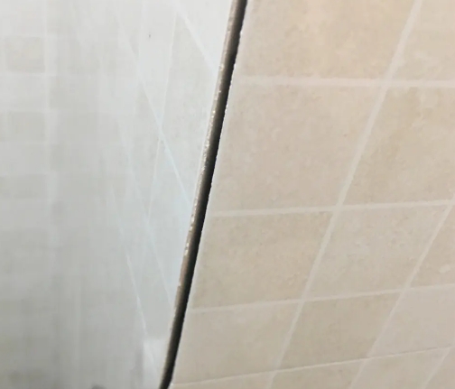 凤庆瓷砖空鼓维修公司分享阳台瓷砖脱落的修复过程可以分为以下几个步骤