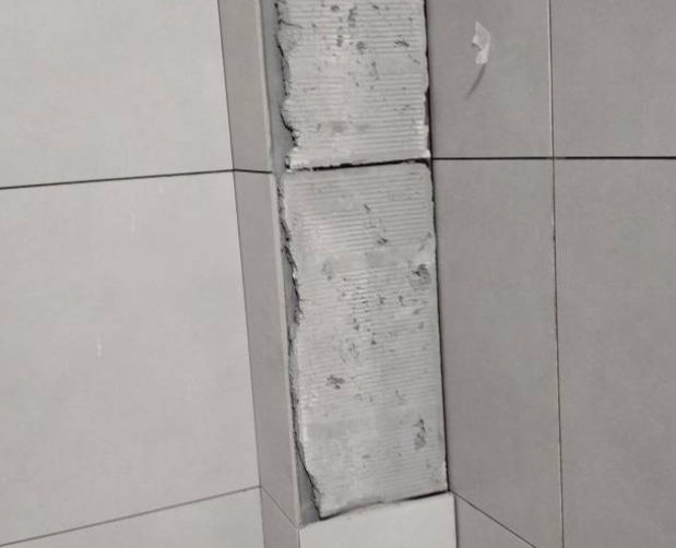 凤庆瓷砖空鼓维修公司分享下瓷砖施工前基层浇水润湿程度不足，可能导致以下问题